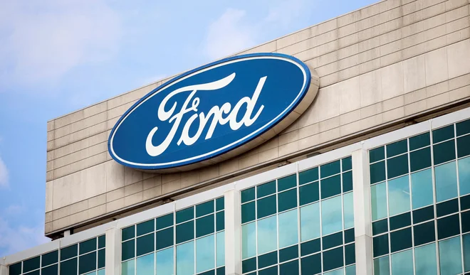 Prestrukturira se še naprej tudi evropski Ford, ki ima v svoji na novo preurejeni tovarni v Kölnu, ki je namenjena le električnim vozilom, očitno presežne zmogljivosti.

FOTO: Rebecca Cook/Reuters