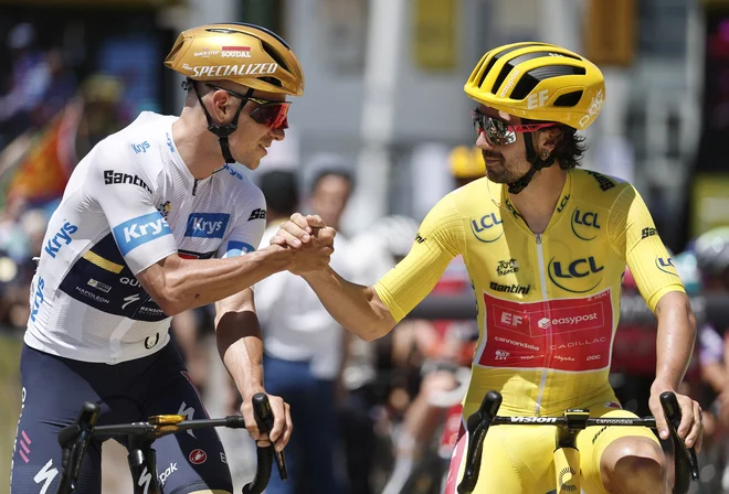 Remco Evenepoel in Ben Healy sta prevzela vlogo "patronov" in ustavila glavnino. FOTO: Benoit Tessier/Reuters