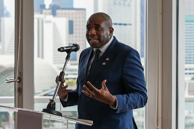 Britanski zunanji minister David Lammy je začasno ustavil 29 izvoznih dovoljenj za orožje, vendar prepoved velja le za izvoz iz Velike Britanije. FOTO: Roslan Rahman/AFP