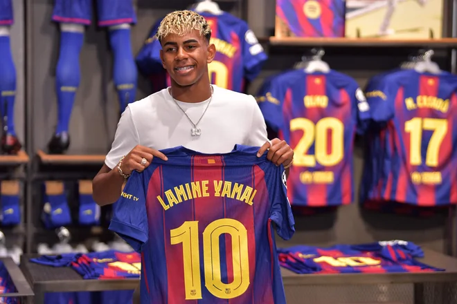 Lamine Yamal je prejel številko 10. FOTO: Manaure Quintero/AFP