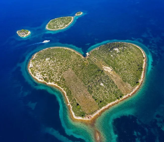 »Beyoncejin« otok Galešnjak z obliko srca. FOTO: Posnetek zaslona/Croatia Week