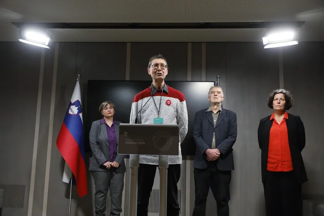 Po posvetovalnem referendumu so koalicijski poslanci nadgradili predlog združenja Srebrna nit – v ospredju je Andrej Pleterski – in ga vložili v parlamentarno proceduro 7. januarja. FOTO: Leon Vidic