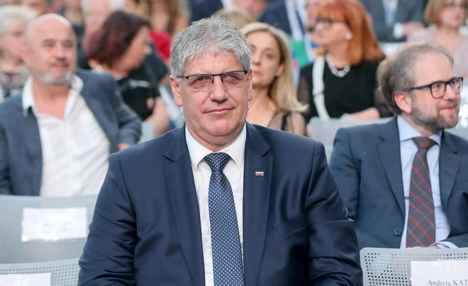 Minister za notranje zadeve Boštjan Poklukar je romsko skupnost in druge pozval, da se vzdržijo nasilnih napadov, ter izrazil zaupanje v slovensko policijo in pravosodni sistem. FOTO: Blaž Samec
