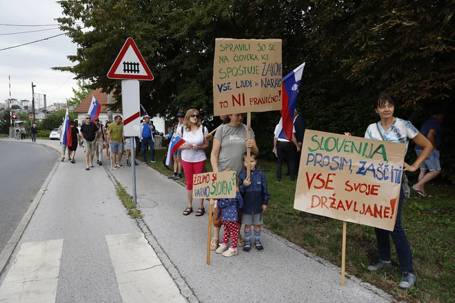 Protestni shod v organizaciji civilne iniciative Zahtevamo varnost!, s katerim so izrazili solidarnost z nedavno pretepenim krajanom Antonom Čemažarjem ter predstavili zahteve krajanov do Mestne občine Ljubljana, vlade in policije za zagotovitev varnosti pred nekaterimi predstavniki romske skupnosti. FOTO: Leon Vidic