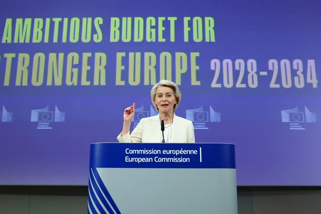 Nemčija, ki prispeva okoli četrtino proračuna, predlog Ursule von der Leyen zavrača, prav tako ga Nizozemska ocenjuje kot pretiranega. FOTO: Yves Herman/Reuters
