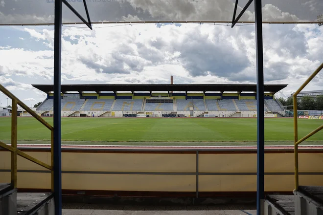 Zaradi dotrajane strehe bo glavna tribuna v Domžalah zaprta. Foto Leon Vidic