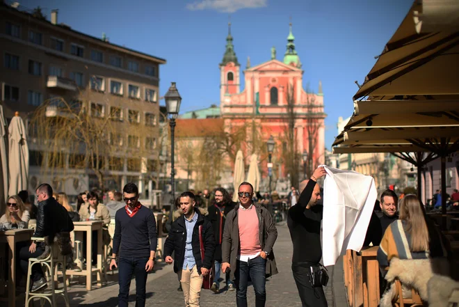 Kratkotrajno oddajanje turistom zmanjšuje fond stanovanj, dostopen za bivanje, stanovanja so dražja za nakup in dolgoročni tržni najem. FOTO: Jure Eržen/Delo