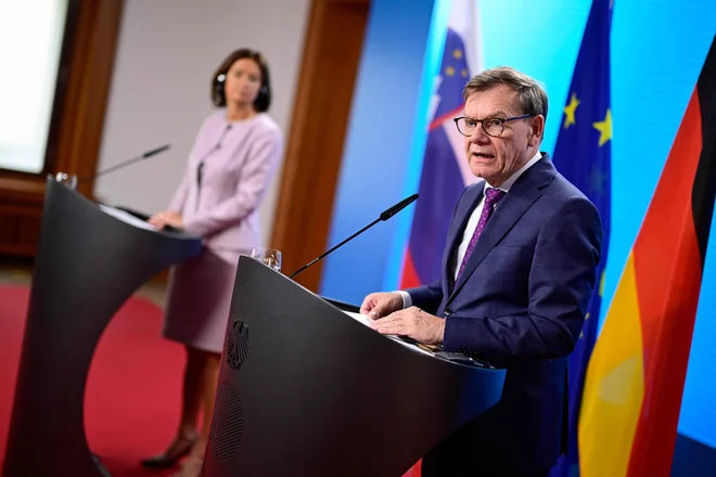 Ministrica za zaunanje zadeve Tanja Fajon in njen kolega Johann Wadephul sta po srečanju v Berlinu izpostavila odlične odnose med državama. FOTO: John Macdougall/AFP