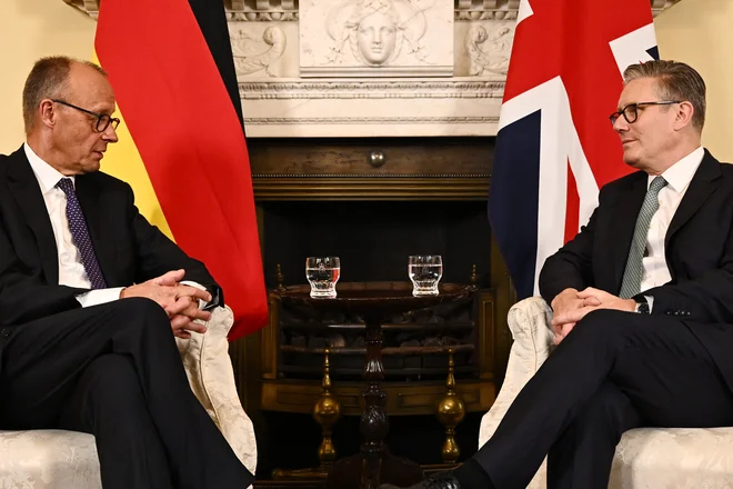 Nemški kancler Friedrich Merz in britanski premier Keir Starmer sta z današnjim podpisom sporazuma o prijateljstvu tlakovala pot tesnejšemu sodelovanju med državama. FOTO: Leon Neal/AFP