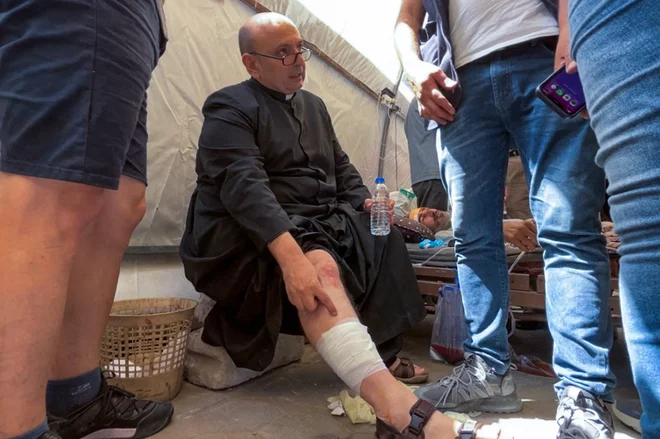Papežev zaupnik ranjen, dva vernika mrtva v napadu na cerkev. FOTO: Omar Al-Qattaa/AFP