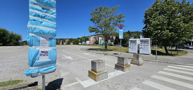 Terme Čatež so tako zaprle parkirišče Lucijčanom, češ da je upravljavec kršil najemno pogodbo. Tu je prazno, drugod v Luciji pa so težave s parkirišči. FOTO: Boris Šuligoj