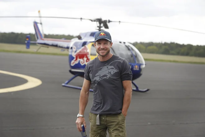Felix Baumgartner v Mariboru. »V Maribor prihajam že sedem let in moram povedati, da razmere nikjer niso tako dobre kot tu. Na voljo nam je odlično letališče z malo letalskega prometa, ljudje so prijazni, bivanje je prijetno,« je povedal leta 2021, Baumgartner malo za tem, ko je s helikopterjem BO-105C odletel krajši program z akrobatskimi prvinami. FOTO: Leon Vidic/delo