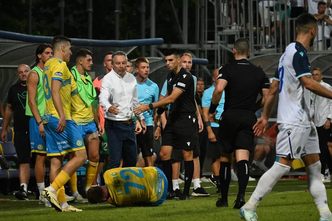 Tudi Slaviša Stojanović (v belem), ki je odlično pripravil moštvo, se je komaj zadrževal ob odločitvah ciprskega sodnika. Foto Aleksander Golob