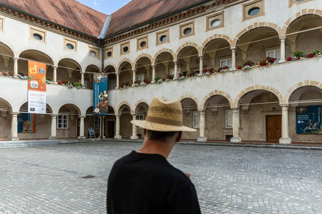 Stara grofija je najlepša renesančna stavba v Celju. Zgrajena je bila med letoma 1580 in 1603 ob južnem delu mestnega obzidja, v 17. stoletju pa so ji dodali arkadne hodnike. FOTO: Voranc Vogel/Delo