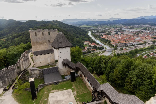 Celjski grad je bil dom najvplivnejše vladarske dinastije na naših tleh, z njega pa se odpira čudovit razgled na mesto ob Savinji. FOTO: Voranc Vogel/Delo