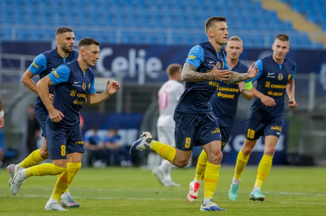 Celjani so se znova poigravali z živci navijačev in šele v podaljšku potrdili napredovanje v 2. kolo kvalifikacij za evropsko ligo. FOTO: Voranc Vogel/Delo