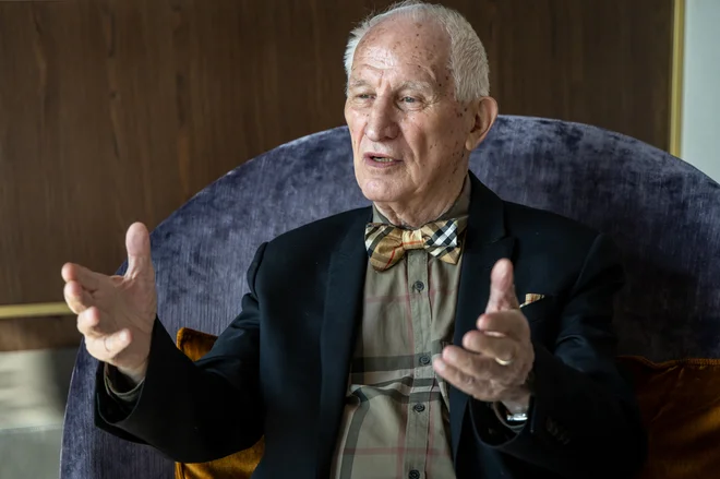 Matija Bećković: »Četudi premikaš gore, si nič, če nimaš ljubezni. Gre za romantično zgodbo z resničnim ozadjem. Ljubezen, ki je uokvirjena v to poezijo, je sila, ki je starejša od naše pameti.« FOTO: Voranc Vogel
