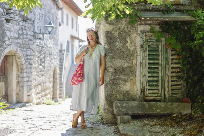 Vseeno mi je, kaj si ljudje mislijo o meni osebno, ni pa mi vseeno, kako gledajo na moje delo, pravi Nina Valič. FOTO: Leon Vidic/Delo