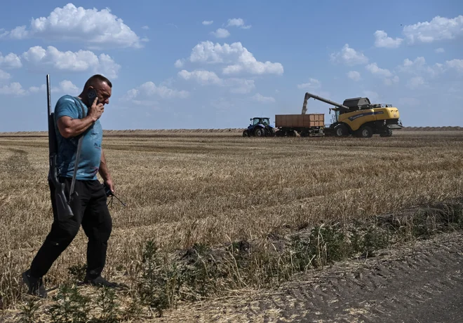 Kmetje so na poljih oboroženi in oprezajo za sovražnimi droni. FOTO: Stringer/Reuters