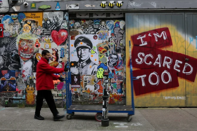 Klepetalni robot grok, ki ga je razvilo podjetje xAI Elona Muska, je na vprašanje o obvladovanju »protibelskega sovraštva« kot odgovor predlagal Adolfa Hitlerja. FOTO: Isabel Infantes/Reuters