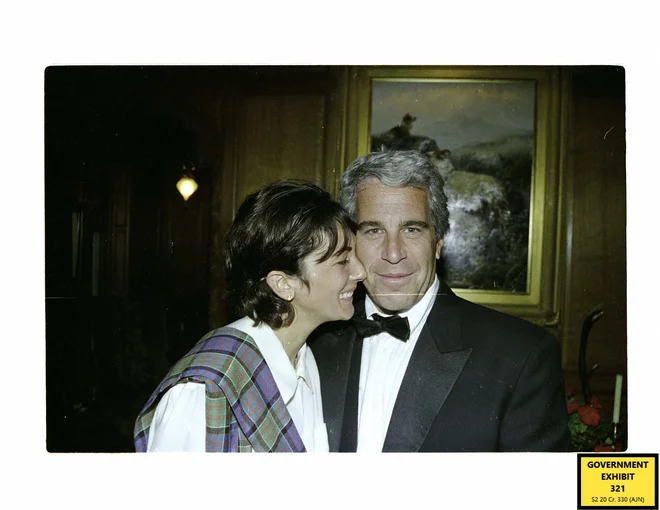 Po poročanju WSJ je pisma za Epsteinov rojstni dan domnevno zbirala Ghislaine Maxwell, Epsteinova tesna sodelavka, ki je bila pozneje obsojena zaradi vloge v spolnih zlorabah mladoletnic. FOTO: AFP