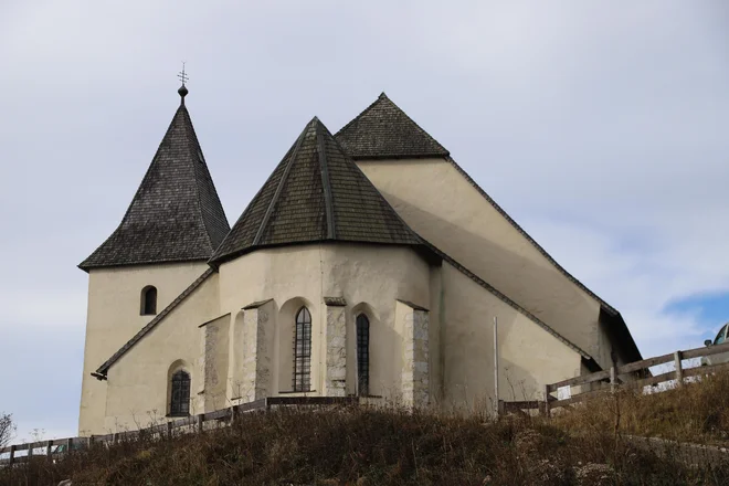 Najvišje ležeča cerkev v Sloveniji je znova gostila udeležence slovitega pohoda. FOTO: Jože Miklavc