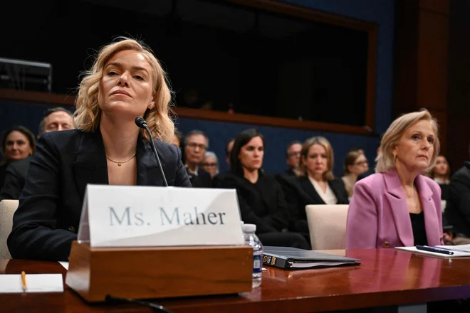 Direktorici NPR in PBS Katherine Maher in Paula Kerger med pričanjem v kongresu. FOTO: Drew Angerer/AFP