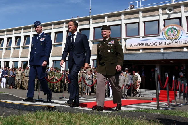Generalni sekretar Nata Mark Rutte, general Alexus Grynkewich in odhodni vrhovni poveljnik zavezniških sil v Evropi Christopher G. Cavoli na slovesnosti ob predaji poveljstva v zavezniškem poveljniškem središču SHAPE v Casteauju v Belgiji.
FOTO: Yves Herman/Reuters