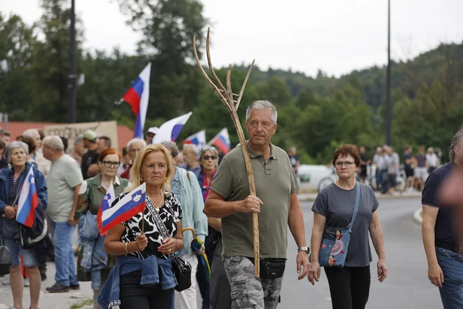 S protestnim shodom so izrazili solidarnost z nedavno pretepenim krajanom Antonom Čemažarjem. Foto Leon Vidic