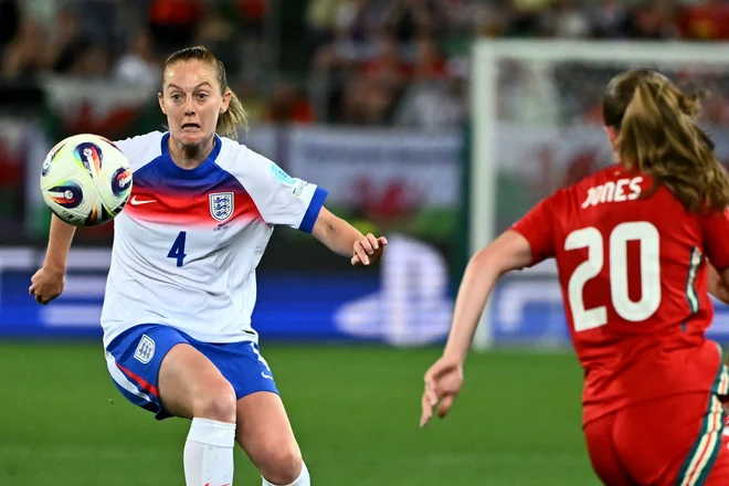 Angležinja Keira Walsh in Valižanka Carrie Jones med eno od akcij. FOTO: Fabrice Coffrini/AFP