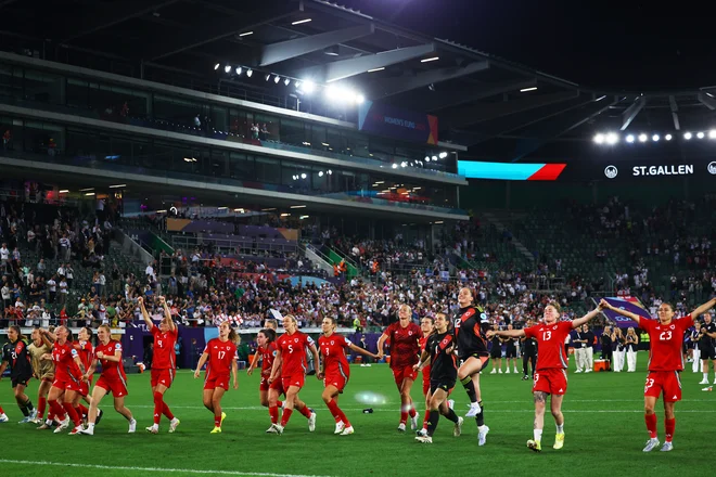 Na štadionu v St. Gallnu se je zbralo veliko gledalcev. FOTO: Piroschka Van De Wouw/Reuters