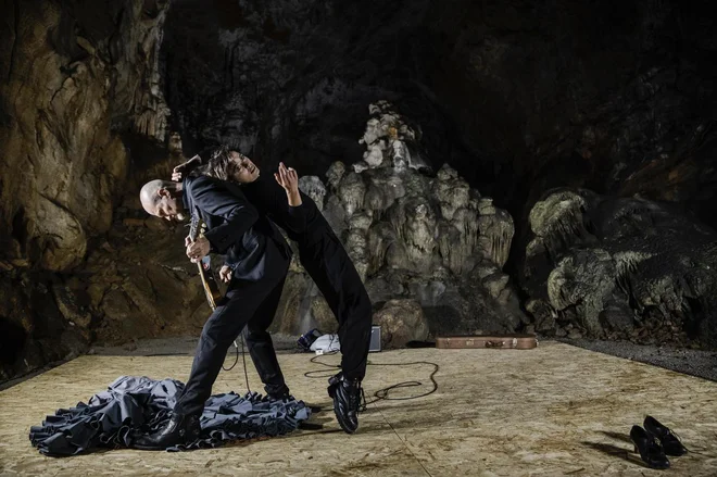 Damir Avdić in Ana Pandur v predstavi Črni zvoki FOTO: Darja Stravs Tisu
