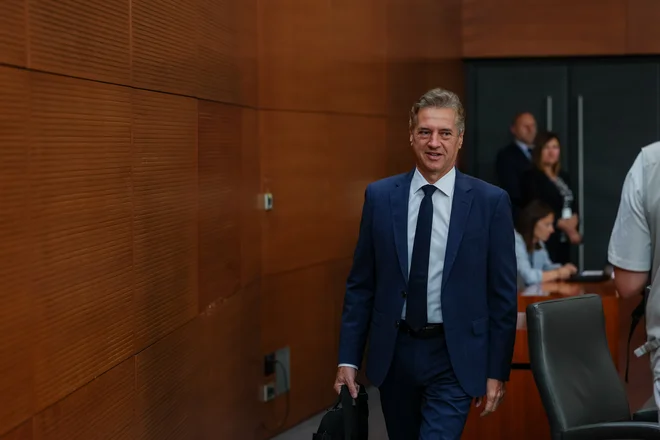 Tako iz koalicije kot opozicije so danes letele kritike predvsem na predsednika vlade Roberta Goloba, ki se pred podpisom zaveze na vrhu Nata, s parlamentarci o tem ni posvetoval. FOTO: Črt Piksi