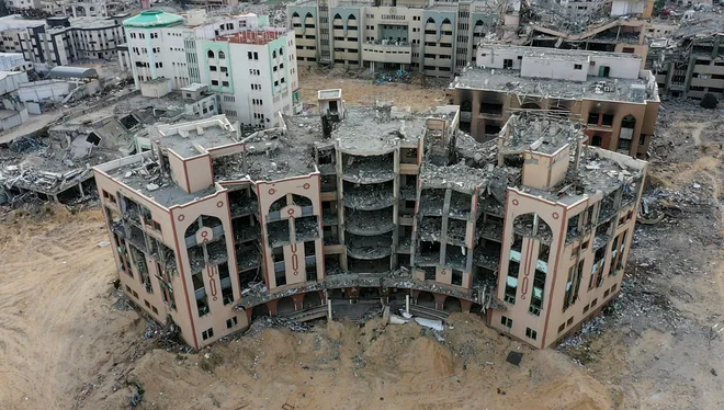 Ruševine največje univerze v Gazi po izraelskih napadih. FOTO: Mahmoud Al-basos/Reuters
