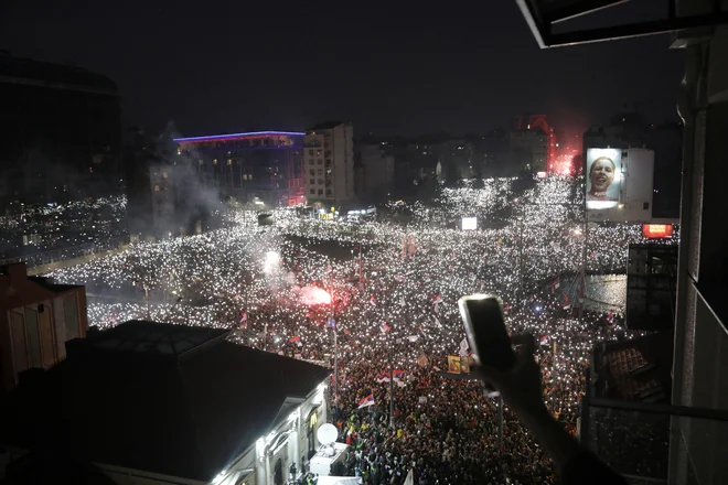 Padec nadstreška na nedavno obnovljeni železniški postaji je sprožil množične proteste študentov, ki zahtevajo politično in kazensko odgovornost oblasti za nesrečo. FOTO: Igor Pavicevic/Reuters