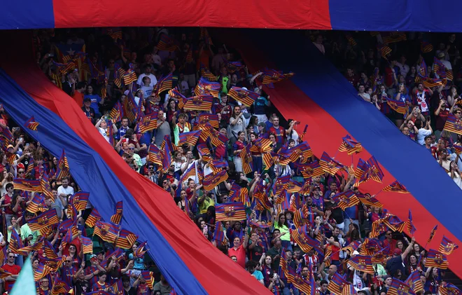 Barcelono spodbuja izjemna množica privržencev. FOTO: Rodrigo Antunes/Reuters