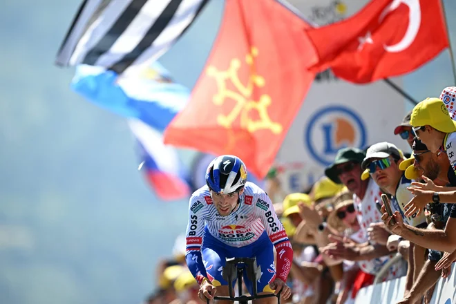 Včeraj je Roglič zaostal samo za prvima favoritoma za zmago v Parizu. FOTO: Loic Venance Afp