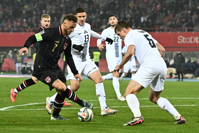 Marko Arnautović, ki ki ga dobro poznajo tudi Jaka Bijol (desno) in drugi slovenski reprezentanti, je že sprožil evforijo med navijači Crvene zvezde. FOTO: Joe Klamar/AFP