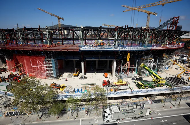 Obnova največjega španskem stadiona Camp Nou se je zavlekla, zato je vrnitev tekem nogometašev Barcelone v njenem domu preložena. FOTO: Albert Gea Reuters