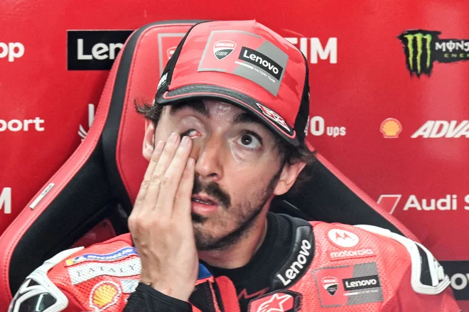 Francesco Bagnaia bo sprintersko preizkušnjo kot glavno dirko za VN Češke v motoGP v Brnu začel s prvega startnega položaja. FOTO: Michal Cizek/AFP