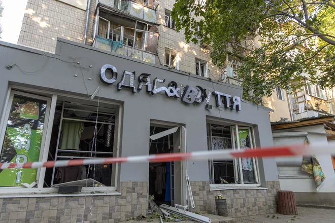 Po ruskem napadau na Odeso 19. julija 2025. FOTO: Oleksandr Gimanov/AFP