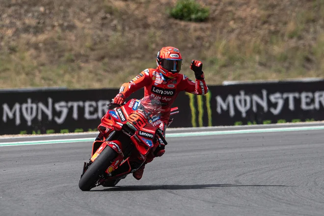 Marc Marquez se je razveselil nove sprinterske zmage, s katero je še povečal prednost v skupnem seštevku. FOTO: Michal Cizek/AFP