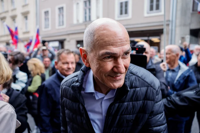 Janez Janša. Fotografija je izpred celjskega sodišča aprila letos.FOTO: Borut Zivulovic/Reuters