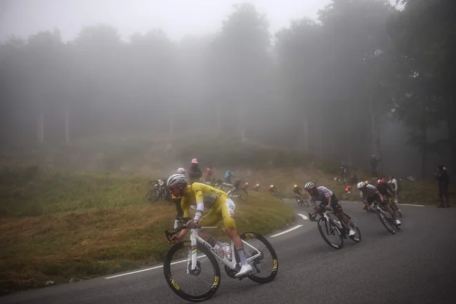 V meglenih Pirenejih je bila vidljivost na trenutke izjemno slaba. FOTO: Anne-Christine Poujoulat/AFP