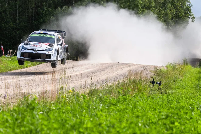 Oliver Solberg od očeta Pettra zagotovo dobi veliko dobrih nasvetov. FOTO: Timo Anis/AFP