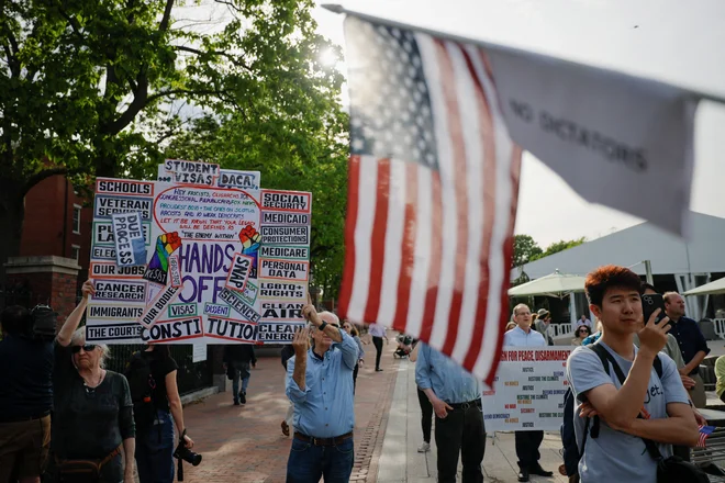 Administracija predsednika Trumpa je v imenu boja proti domnevni ideološki pristranskosti napovedala vojno vodilnim univerzam, tudi Harvardu. FOTO: Brian Snyder/Reuters