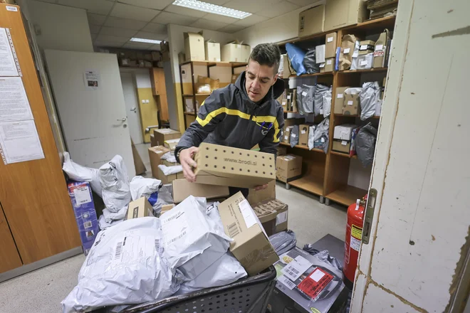 Leta 2024 je sistem EU za opozarjanje Safety Gate prejel 4.137 opozoril – največ doslej –, pri čemer je bila več kot tretjina povezana s kozmetičnimi izdelki. FOTO: Jože Suhadolnik