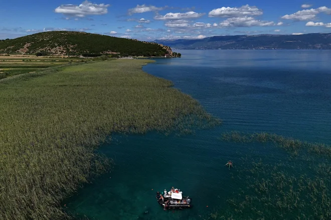 Tukaj ob vasi Lin na albanski strani jezera bo zdaj še desetletja potekalo arheološko izkopavanje. FOTO: Reuters