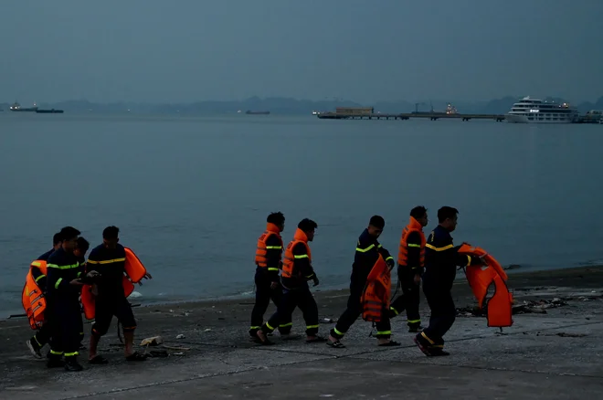 Reševalne ekipe nameravajo iskanje pogrešanih nadaljevati tudi ponoči. FOTO: Afp