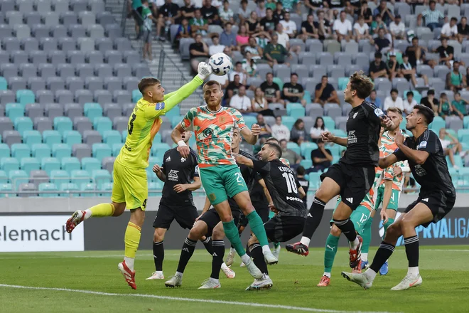 Olimpija še ni ogrela motorje, v Stožicah jo je v prvi ligaški tekmi v negotovosti držala tudi Mura in njen vratar Aljaž Strajnar. FOTO: Leon Vidic/Delo
